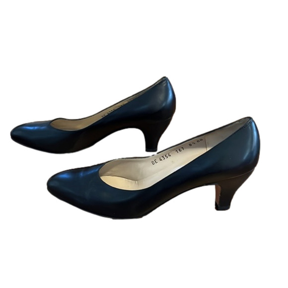 Salvatore Ferragamo Shoes - Salvatore Ferragamo black Italian leather heels